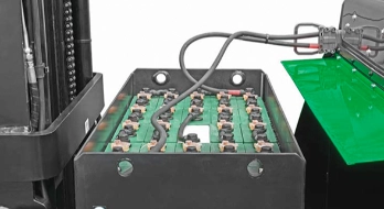  蓄电池组可向前移出，维护方便。