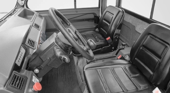  视野开阔的驾驶室，操作轻松方便，配备冷暖空调。