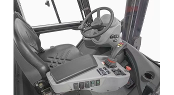  集各种操纵控制于一体的中央操作台