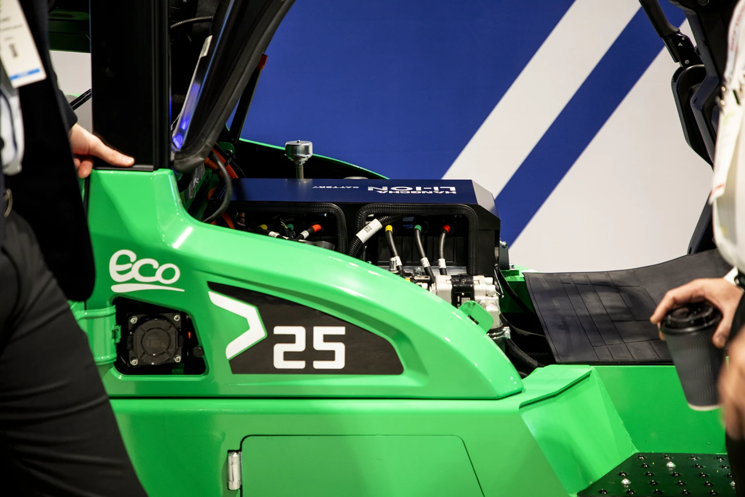 2. 2.5吨XE 系列锂电池专用叉车(带内置式充电机).webp